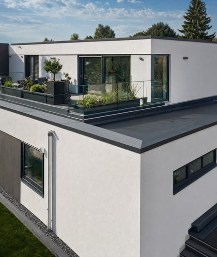 Modernes Wohnhaus mit neu abgedichtetem Flachdach