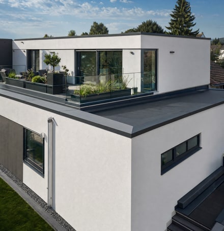 Modernisiertes Flachdach eines zeitgenössischen Wohnhauses