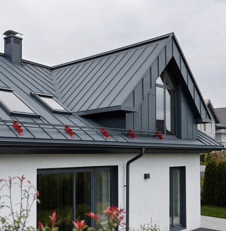 Modernes Metalldach mit Dachfenstern und präzisen Anschlüssen