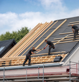 Dachdecker-Team arbeitet an einem neuen Dachaufbau