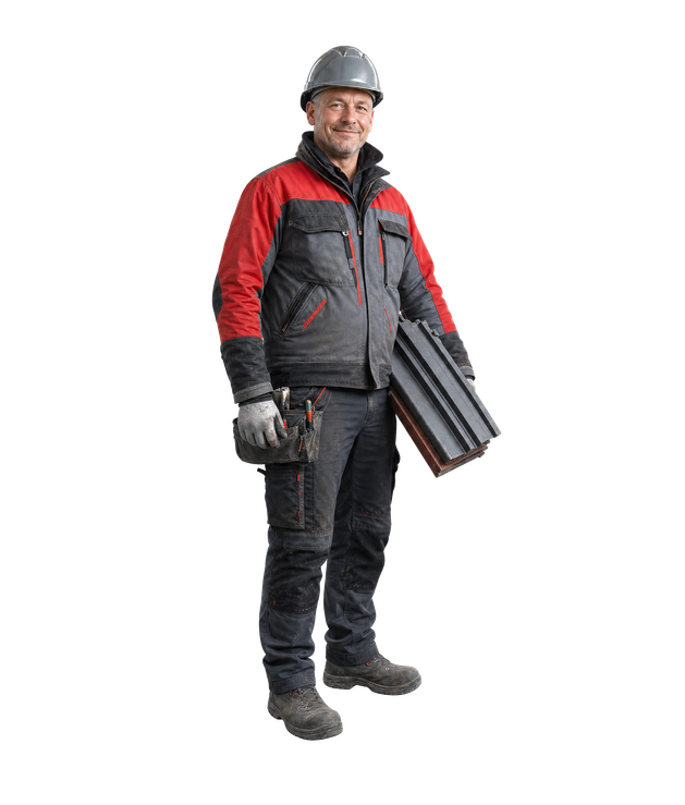 Erfahrener Senior-Dachdecker mit Schutzhelm und Handschuhen